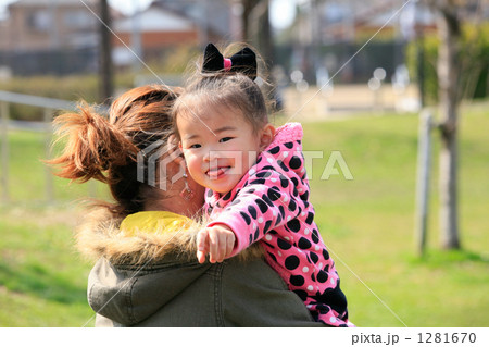 ママに抱きつく女の子 ママに抱きつく女の子 1281670