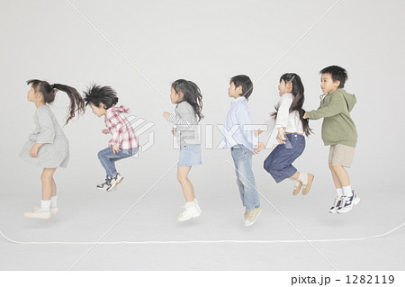 小学生 長縄 縄跳びの写真素材