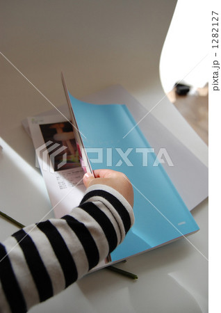 本をめくる子供の手 1282127