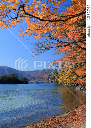 紅葉の十和田湖・休屋 1282742
