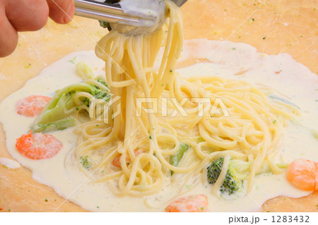 チーズを絡める小エビのクリームソース パスタ チーズを絡める小エビのクリームソース パスタ 1283432