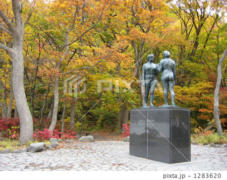 紅葉と乙女の像 1283620