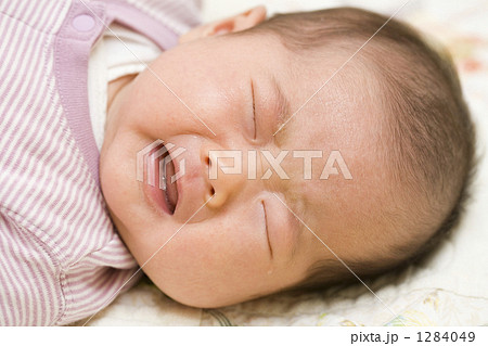 赤ちゃんの泣き顔 1284049