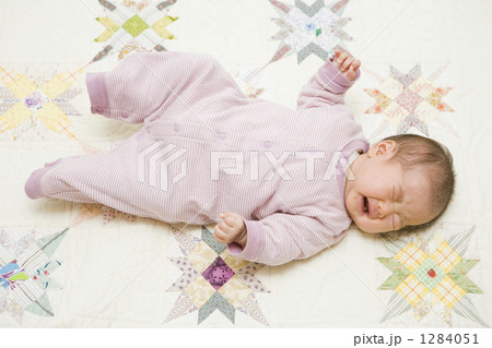 赤ちゃんの泣き顔 1284051