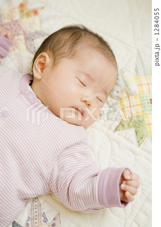 赤ちゃんの寝顔 1284055