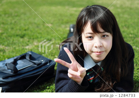 芝生に寝転ぶ女子高生 芝生に寝転ぶ女子高生 1284733