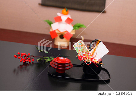 正月 お屠蘇と鏡餅のある床の間 南天飾りの写真素材