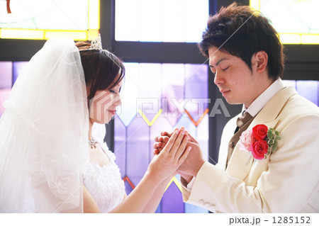 手を合わせる新郎新婦 手を合わせる新郎新婦 1285152