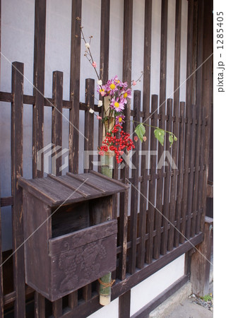 綺麗な生け花で飾られた郵便受け 1285405