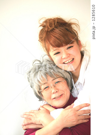 抱きしめる母と娘 1285610