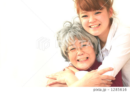 抱きしめる母と娘 抱きしめる母と娘 1285616