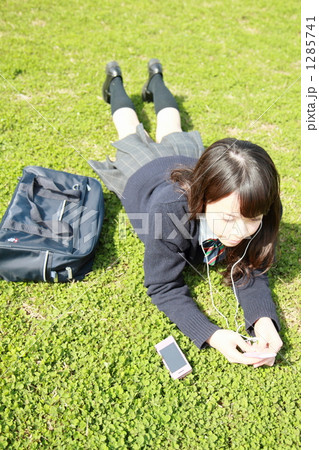 音楽を聴く女子高生 1285741
