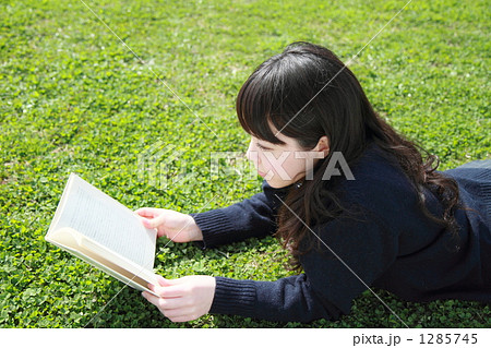 本を読む女子高生 1285745