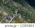 山の斜面を走る汽車 1285863