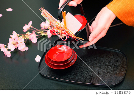 正月 お屠蘇と和服の女性の手 桜飾りの写真素材