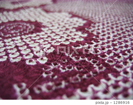 絞り染めの布　でこぼこ・絞り模様のアップ　（横） 1286916