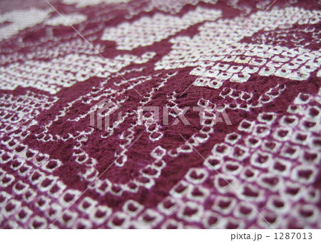 絞り染めの布　でこぼこ・絞り模様のアップ　（横） 1287013