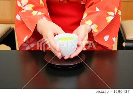 旅館の和室でのんびりお茶を飲む女性 2 旅館の和室でのんびりお茶を飲む女性 2 1290487