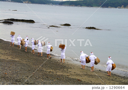 波打ち際を歩く海女さん達 1290664