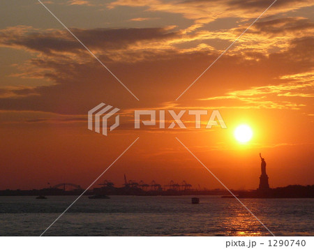 夕映えに潜む自由の女神 1290740