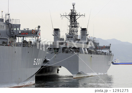 母港で係留中の双胴型特務艦 後方 母港で係留中の双胴型特務艦 後方 1291275