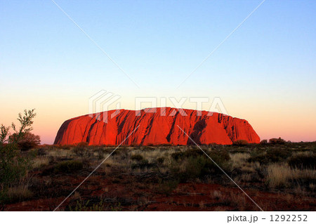 オーストラリア・ノーザンテリトリー州・ウルルの夕景 1292252
