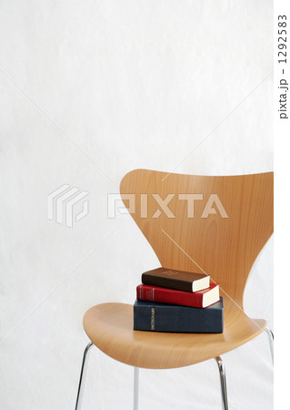 本と椅子 1292583