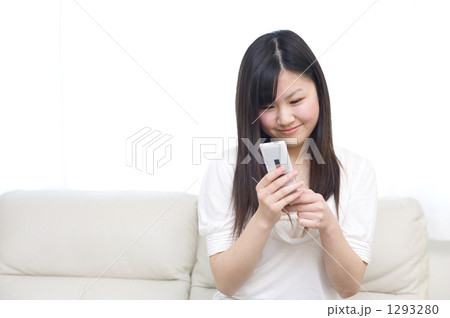 携帯メールをする女の子 1293280