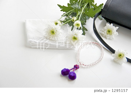 数珠と白菊 1295157