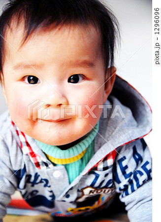 赤ちゃんの真剣な顔の写真素材