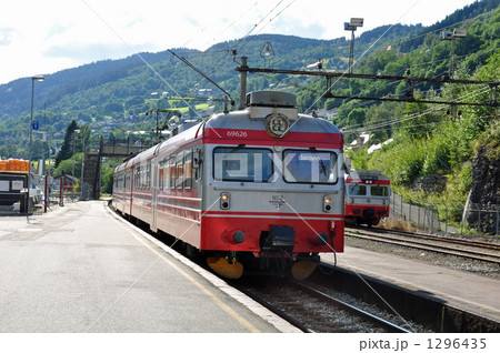 ヴォス駅に停車中のベルゲン鉄道ローカル列車 1296435