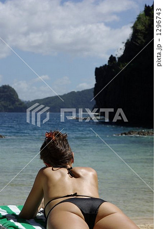 パラワン島のリゾート、水着でくつろぐ女性の後姿 1296743