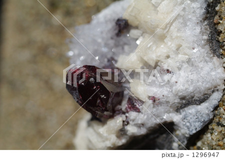 シンナバー原石 1296947