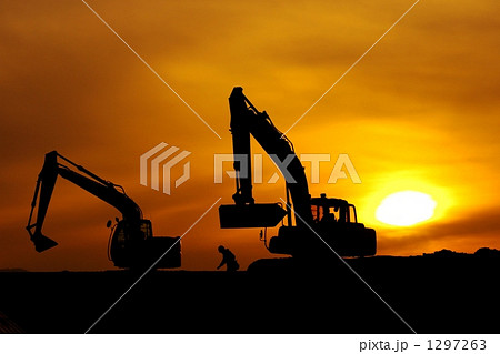 夕暮れの工事現場 夕暮れの工事現場 1297263
