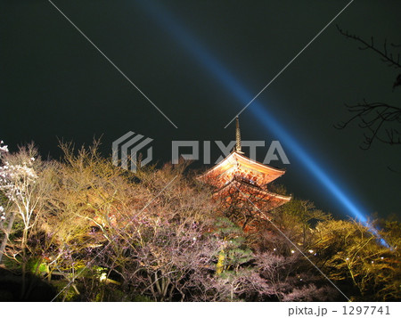 清水寺のライトアップ 1297741