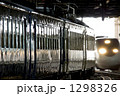 青色塗装の北陸本線普通列車 1298326