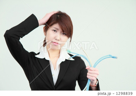 ケーブルで悩むビジネスウーマン 1298839