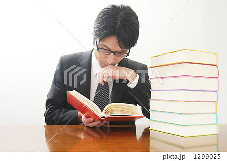 本を読む男性の写真素材