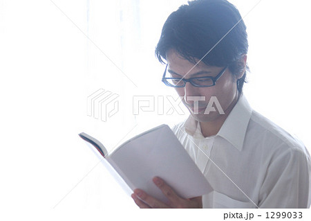 本を読む男性の写真素材