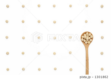 豆絞り柄に並べた大豆と匙 豆絞り柄に並べた大豆と匙 1301862