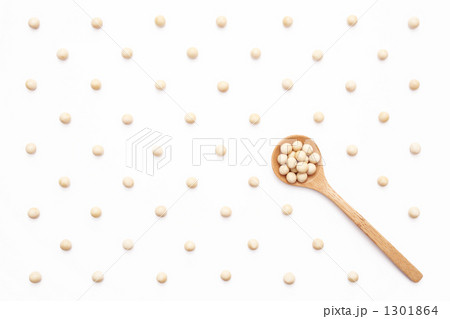 豆絞り柄に並べた大豆と匙 1301864