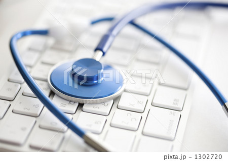 パソコンと聴診器 1302720