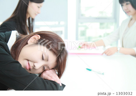 居眠りする新入社員 1303032