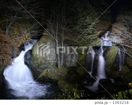 夜にうかぶ竜頭の滝 1303218