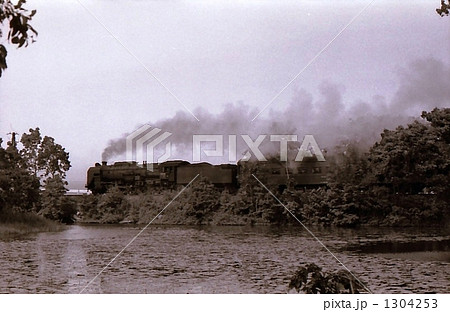 昭和45年　大沼湖畔を行く急行ニセコ　ｃ62蒸気機関車　北海道 1304253