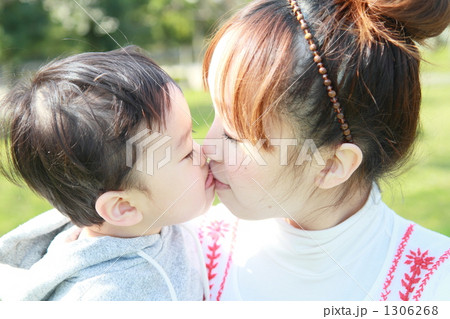 若いお母さんと息子の写真素材