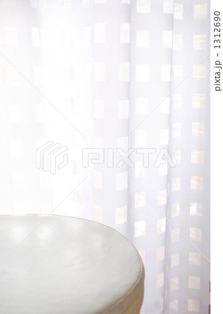 窓越しの佇み 窓越しの佇み 1312690