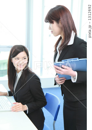 打ち合わせ中のビジネスウーマン達 1312692