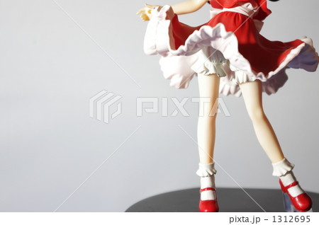 赤いスカートを履いた人形の下半身 赤いスカートを履いた人形の下半身 1312695