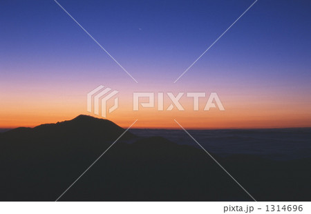 秋田駒ケ岳より望む夜明け前の岩手山と雲海三日月 1314696